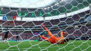 Estádio de Guadalajara, Guadalajara, México - 26 de junho de 2026 - Alex Baena, da Espanha, marca o primeiro gol de sua equipe ao superar o goleiro uruguaio Fernando Muslera.