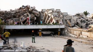 Tragédia provocada por tremores de magnitude 7,2 e 7,5 deixa hospitais lotados e obriga parentes a levarem vítimas a necrotério