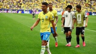Casemiro deixa o campo após o intervalo