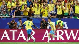 6. O atacante brasileiro Gabriel Martinelli comemora com Vinicius Junior após marcar o segundo gol da Seleção Brasileira