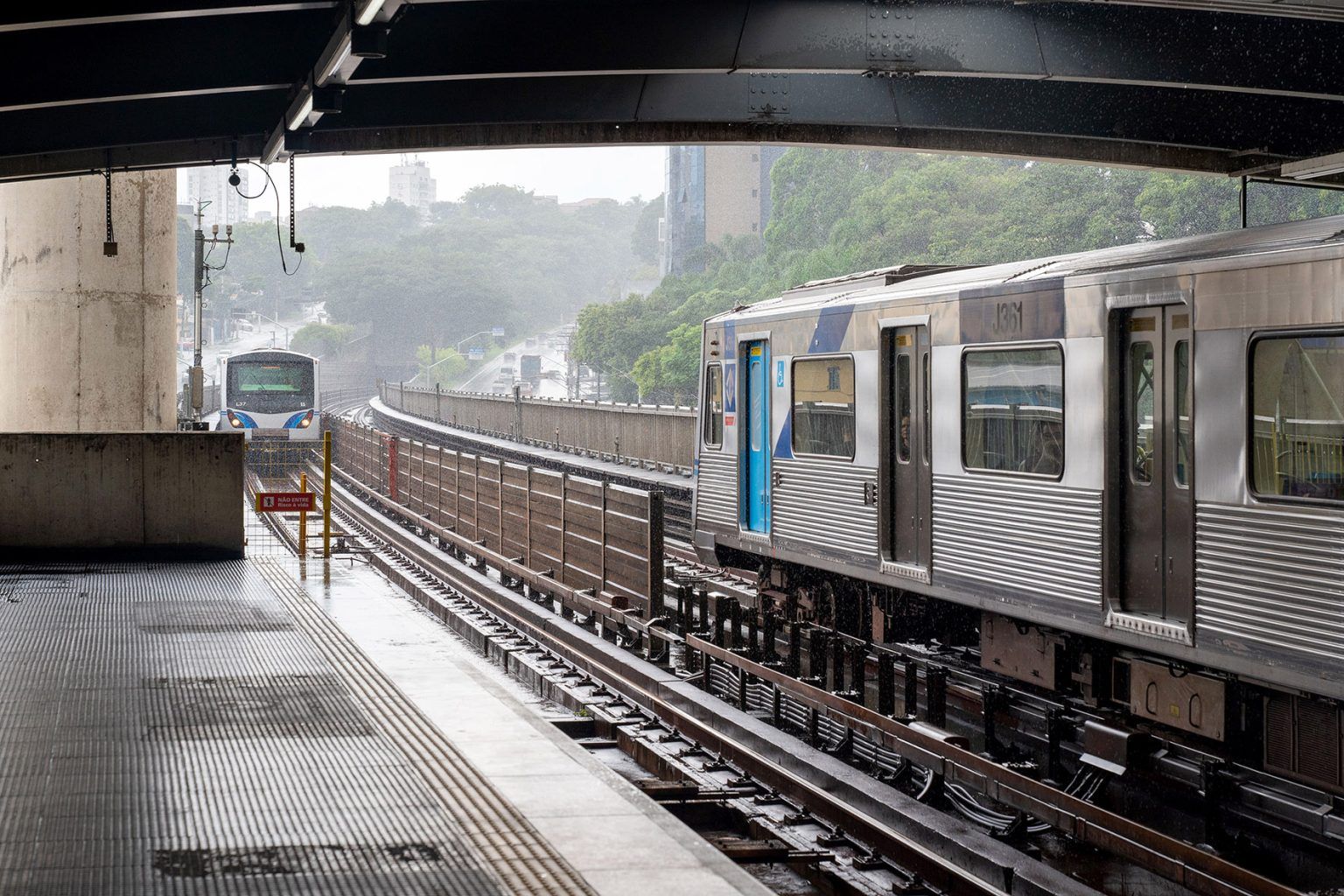 Mulher agredida e desmaia em metrô de SP; agressor solto