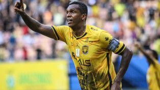 O atacante Jô em jogo do Amazonas