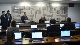 Comissão de Assuntos Sociais (CAS) realiza reunião deliberativa com 24 itens. Entre eles, o PL 1.365/2022, que modifica o salário-mínimo dos médicos e cirurgiões dentistas