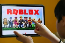 Criança faz uso de celular, tablet e computador Criança faz uso de celular, tablet e computador