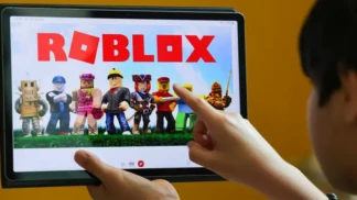 Criança faz uso de celular, tablet e computador