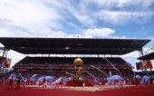 Tecido que cobria taça gigante da Copa do Mundo cai antes da hora durante cerimônia de abertura no Canadá