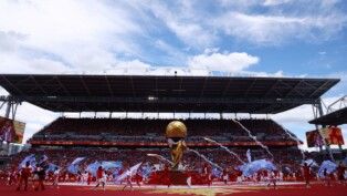 Tecido que cobria taça gigante da Copa do Mundo cai antes da hora durante cerimônia de abertura no Canadá