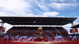 Tecido que cobria taça gigante da Copa do Mundo cai antes da hora durante cerimônia de abertura no Canadá