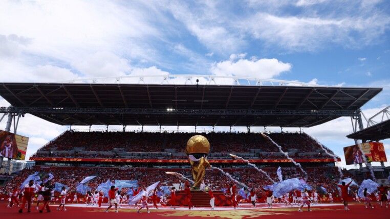 Tecido que cobria taça gigante da Copa do Mundo cai antes da hora durante cerimônia de abertura no Canadá