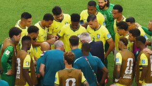 Soccer Football - FIFA World Cup 2026 - Group C - Scotland v Brazil - Miami Stadium, Miami Gardens, Florida, U.S. - June 24, 2026 Brazil coach Carlo Ancelotti speaks to his players during the first half hydration break REUTERS/Marco Bello