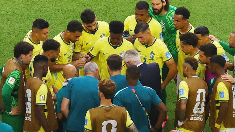 Soccer Football - FIFA World Cup 2026 - Group C - Scotland v Brazil - Miami Stadium, Miami Gardens, Florida, U.S. - June 24, 2026 Brazil coach Carlo Ancelotti speaks to his players during the first half hydration break REUTERS/Marco Bello