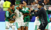 Soccer Football - FIFA World Cup 2026 - Group J - Jordan v Algeria - San Francisco Bay Area Stadium, Santa Clara, California, U.S. - June 22, 2026 Algeria's Nadhir Benbouali celebrates scoring their first goal with teammates REUTERS/Eloisa Lopez