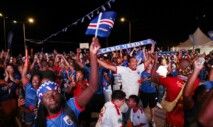 Soccer Football - FIFA World Cup 2026 - Group H - Cape Verde v Saudi Arabia - Fans gather in Praia - Praia, Cape Verde - June 27, 2026 Cape Verde fans celebrate progressing to the knockout stages after the match REUTERS/Sodiq Adelakun
