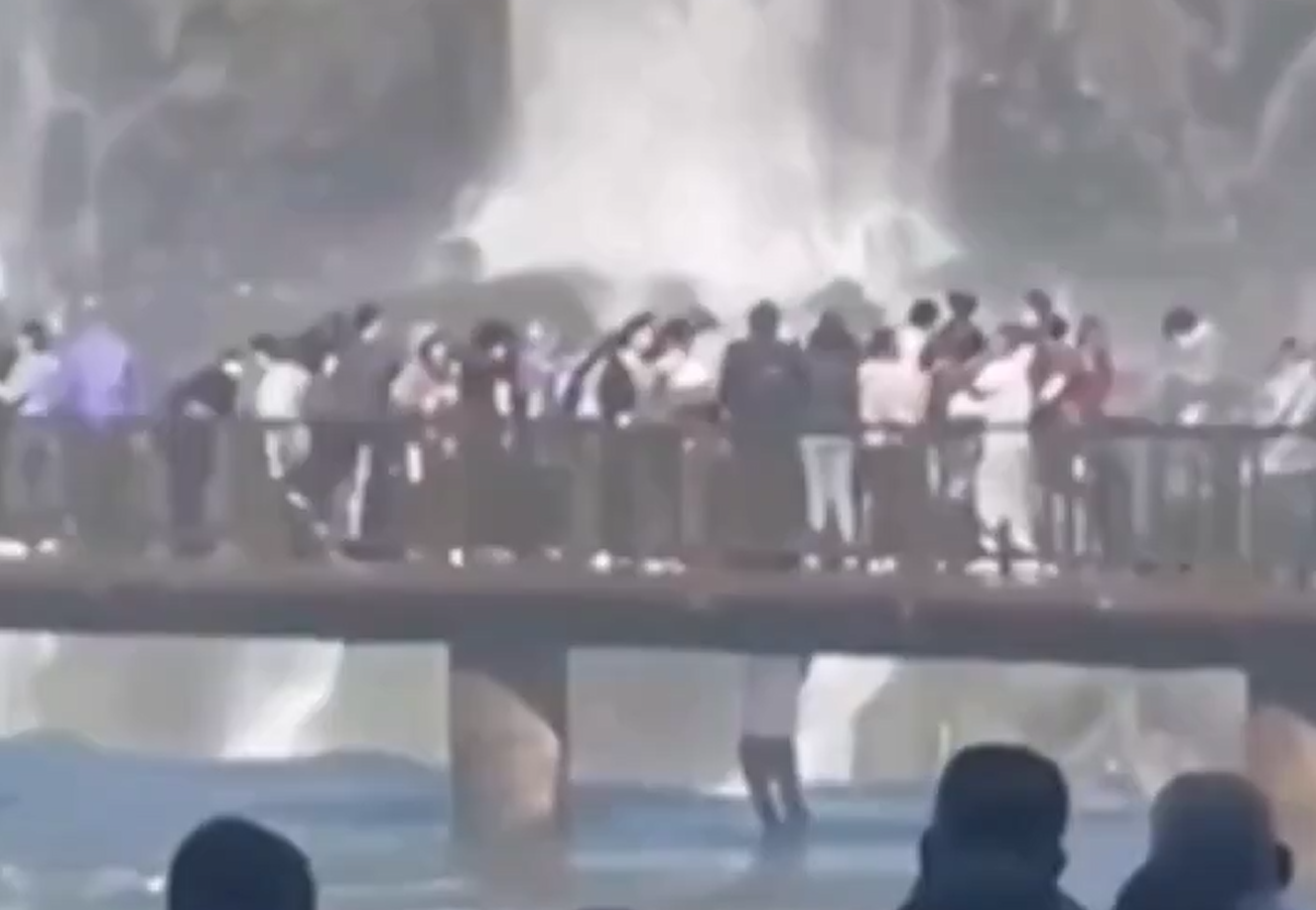 Turista pula de passarela nas Cataratas do Iguaçu para recuperar celular; veja vídeo | TMC