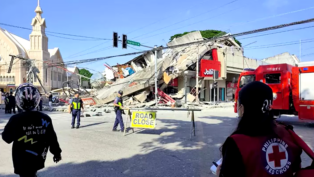 Prédios que caíram em General Santos, nas Filipinas, após Terremoto