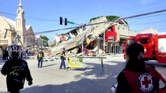 Prédios que caíram em General Santos, nas Filipinas, após Terremoto