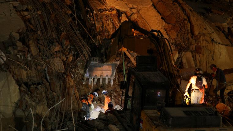 People search for casualties under the rubble of a collapsed building in the aftermath of earthquakes in Caracas, Venezuela, June 25, 2026. REUTERS/Leonardo Fernandez Viloria