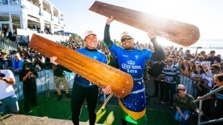 Carissa Moore e Ítalo Ferreira campeões da etapa da Nova Zelândia, em Raglan. (Foto: Rambo Estrada/WSL)
