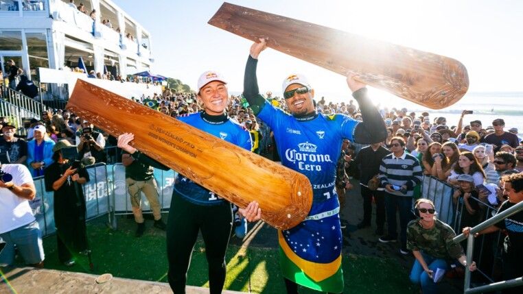 Carissa Moore e Ítalo Ferreira campeões da etapa da Nova Zelândia, em Raglan. (Foto: Rambo Estrada/WSL)