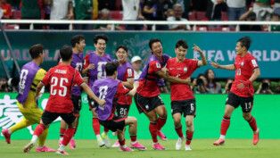Soccer Football - FIFA World Cup 2026 - Group A - South Korea v Czech Republic - Estadio Guadalajara, Guadalajara, Mexico - June 11, 2026 South Korea's Hwang In-beom celebrates scoring their first goal with teammates REUTERS/Paul Childs TPX IMAGES OF THE DAY
