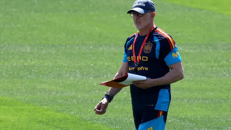 Soccer Football - FIFA World Cup 2026 - Spain Training - Las Rozas Training Center, Las Rozas, Spain - May 31, 2026 Spain coach Luis de la Fuente during training REUTERS/Kacper Pempel