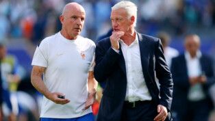Soccer Football - FIFA World Cup 2026 - Round of 32 - France v Sweden - New York New Jersey Stadium, East Rutherford, New Jersey, U.S. - June 30, 2026 France coach Didier Deschamps with assistant Guy Stephan after the half time whistle REUTERS/Mike Segar