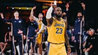 Lakers oficializa saída de LeBron e lembra título de 2020 em mensagem de despedida; leia