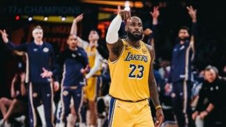 Lakers oficializa saída de LeBron e lembra título de 2020 em mensagem de despedida; leia