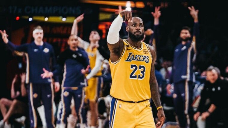 Lakers oficializa saída de LeBron e lembra título de 2020 em mensagem de despedida; leia