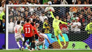 Soccer Football - FIFA World Cup 2026 - Group G - Egypt v Iran - Seattle Stadium, Seattle, Washington, U.S. - June 26, 2026 Egypt's Mostafa Shoubir in action with Iran's Shahriyar Moghanloo and Saeid Ezatolahi REUTERS/Carlos Barria