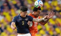 Piero Hincapié, do Equador, em ação contra Guela Doué, da Costa do Marfim.