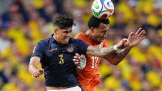 Piero Hincapié, do Equador, em ação contra Guela Doué, da Costa do Marfim.
