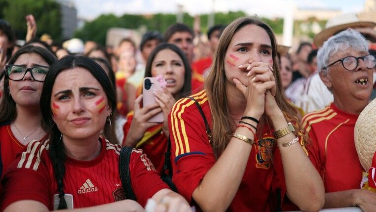 Soccer Football - FIFA World Cup 2026 - Group H - Spain v Cape Verde - Fans gather in Madrid - Plaza de Colon, Madrid, Spain - June 15, 2026 Spain fans look dejected after the match REUTERS/Mohammed Salem
