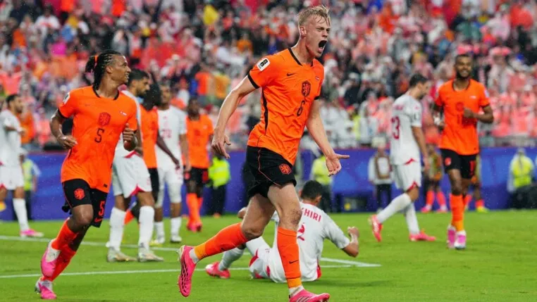 Soccer Football - FIFA World Cup 2026 - Group F - Tunisia v Netherlands - Kansas City Stadium, Kansas City, Missouri, U.S. - June 25, 2026 Netherlands' Jan Paul van Hecke celebrates scoring their third goal with Nathan Ake IMAGN IMAGES via Reuters/Jay Biggerstaff TPX IMAGES OF THE DAY