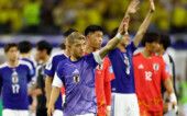 Ritsu Doan saúda os torcedores após a partida contra a Suécia. (Issei Kato/Reuters)