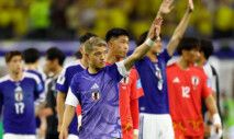 Ritsu Doan saúda os torcedores após a partida contra a Suécia. (Issei Kato/Reuters)