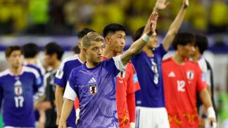 Ritsu Doan saúda os torcedores após a partida contra a Suécia. (Issei Kato/Reuters)