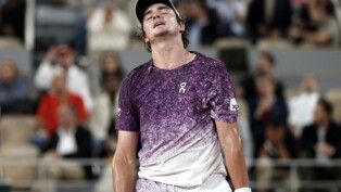 Tennis - French Open - Roland Garros, Paris, France - June 2, 2026 Brazil's Joao Fonseca reacts during his quarter final match against Czech Republic's Jakub Mensik REUTERS/Benoit Tessier