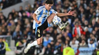 FILE PHOTO: Soccer Football - World Cup - South American Qualifiers - Argentina v Colombia - Estadio Monumental, Buenos Aires, Argentina - June 10, 2025 Argentina's Julian Alvarez in action REUTERS/Rodrigo Valle/File Photo