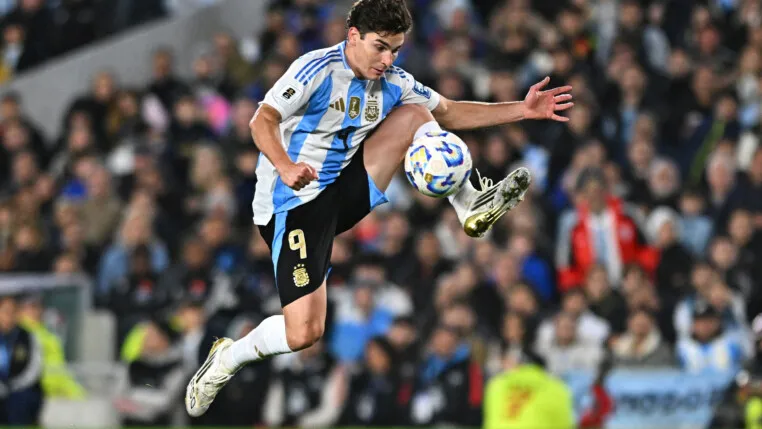 FILE PHOTO: Soccer Football - World Cup - South American Qualifiers - Argentina v Colombia - Estadio Monumental, Buenos Aires, Argentina - June 10, 2025 Argentina's Julian Alvarez in action REUTERS/Rodrigo Valle/File Photo