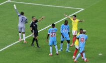 Soccer Football - FIFA World Cup 2026 - Group K - Colombia v DR Congo - Estadio Guadalajara, Guadalajara, Mexico - June 23, 2026 Referee Maurizio Mariani, DR Congo's Lionel Mpasi and Colombia's Luis Diaz react REUTERS/Raquel Cunha