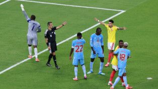 Soccer Football - FIFA World Cup 2026 - Group K - Colombia v DR Congo - Estadio Guadalajara, Guadalajara, Mexico - June 23, 2026 Referee Maurizio Mariani, DR Congo's Lionel Mpasi and Colombia's Luis Diaz react REUTERS/Raquel Cunha