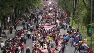 Dissident teachers from Mexico's National Coordination of Education Workers (CNTE) march toward Ciudad de Mexico Stadium during a protest ahead of the 2026 FIFA World Cup in Mexico City, Mexico, June 9, 2026. REUTERS/Luis Cortes
