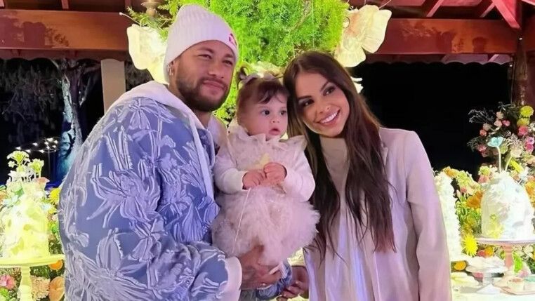 Neymar e Amanda Kimberlly com a filha Helena