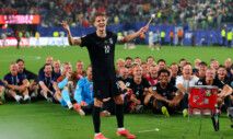 Soccer Football - FIFA World Cup 2026 - Group I - Norway v Senegal - New York/New Jersey Stadium, East Rutherford, New Jersey, U.S. - June 22, 2026 Norway's Martin Odegaard and teammates perform the traditional Viking rowing celebration for their fans after the match REUTERS/Mike Segar TPX IMAGES OF THE DAY