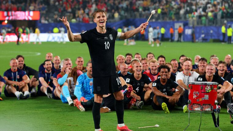 Soccer Football - FIFA World Cup 2026 - Group I - Norway v Senegal - New York/New Jersey Stadium, East Rutherford, New Jersey, U.S. - June 22, 2026 Norway's Martin Odegaard and teammates perform the traditional Viking rowing celebration for their fans after the match REUTERS/Mike Segar TPX IMAGES OF THE DAY