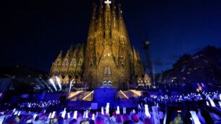 Members of the clargy hold lamps during the inauguration of the Tower of Jesus Christ and its blessing by Pope Leo XIV at the Basilica of the Sagrada Familia during his apostolic journey in Barcelona, Spain, June 10, 2026. REUTERS/Nacho Doce