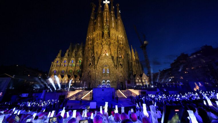 Members of the clargy hold lamps during the inauguration of the Tower of Jesus Christ and its blessing by Pope Leo XIV at the Basilica of the Sagrada Familia during his apostolic journey in Barcelona, Spain, June 10, 2026. REUTERS/Nacho Doce