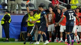 Soccer Football - FIFA World Cup 2026 - Group D - Turkey v Paraguay - San Francisco Bay Area Stadium, Santa Clara, California, U.S. - June 19, 2026 Referee Ivan Barton shows a red card to Paraguay's Miguel Almiron IMAGN IMAGES via Reuters/Darren Yamashita