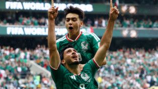 Raul Jimenez (à frente) celebra com Gilberto Mora gol do México na Copa do Mundo